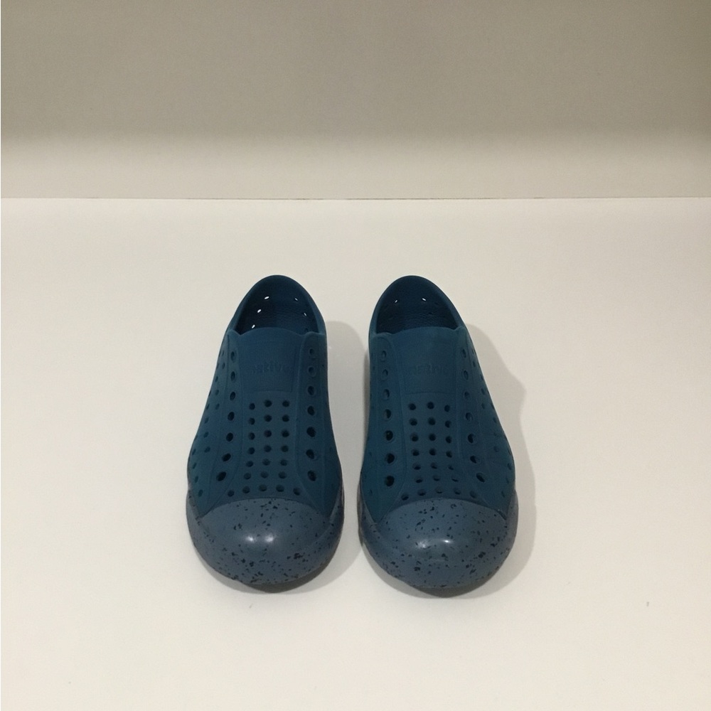 Native Jefferson Bloom Trench Blue with speckles size C12